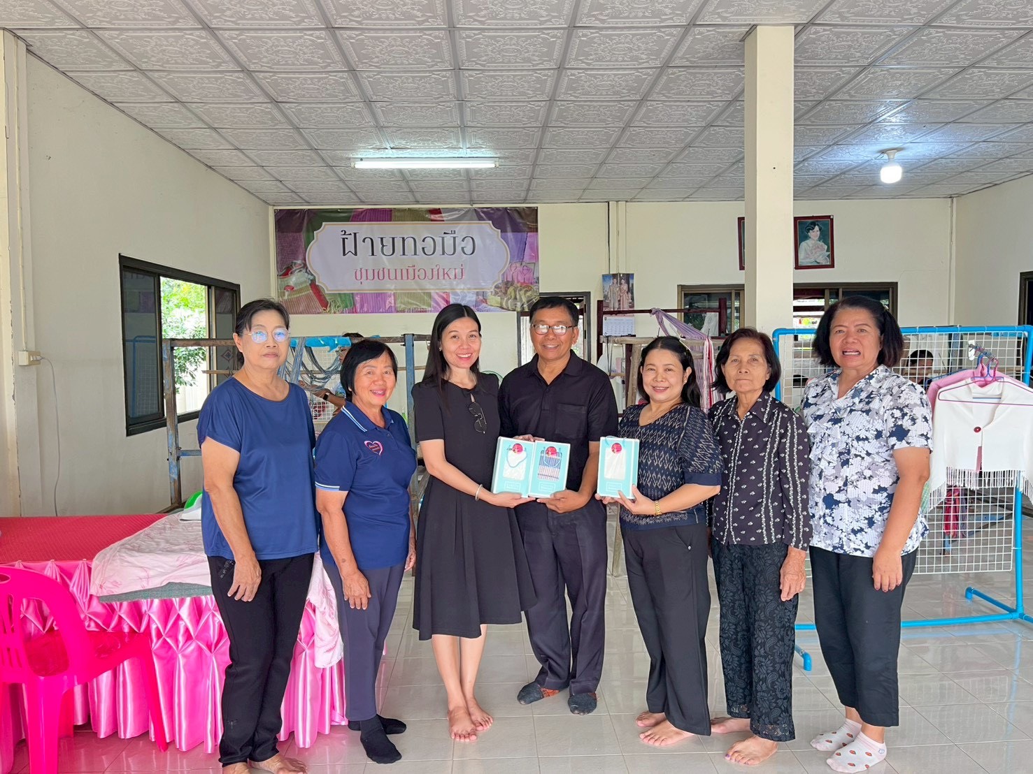 พช.พล ลงพื้นที่ให้คำแนะนำกลุ่มทอผ้าฝ้ายชุมชนเมืองใหม่