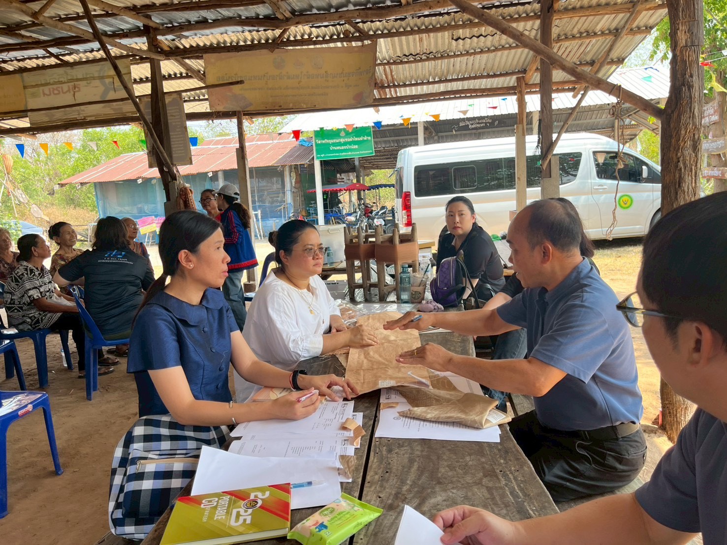 พช.พล ร่วมแลกเปลี่ยนข้อมูลสถานการณ์สิ่งแวดล้อมในพื้นที่บ้านหนองบัวน้อย