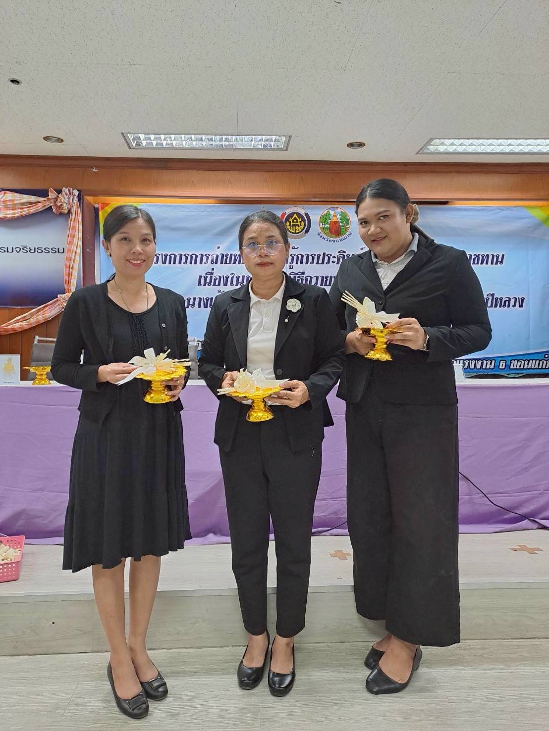 พช.พล ร่วมอบรมถ่ายทอดความรู้การประดิษฐ์ดอกไม้จันทน์พระราชทาน เนื่องในพระราชพิธีถวายพระเพลิงพระบรมศพ สมเด็จพระนางเจ้าสิริกิติ์ พระบรมราชินีนาถ พระบรมราชชนนีพันปีหลวง
