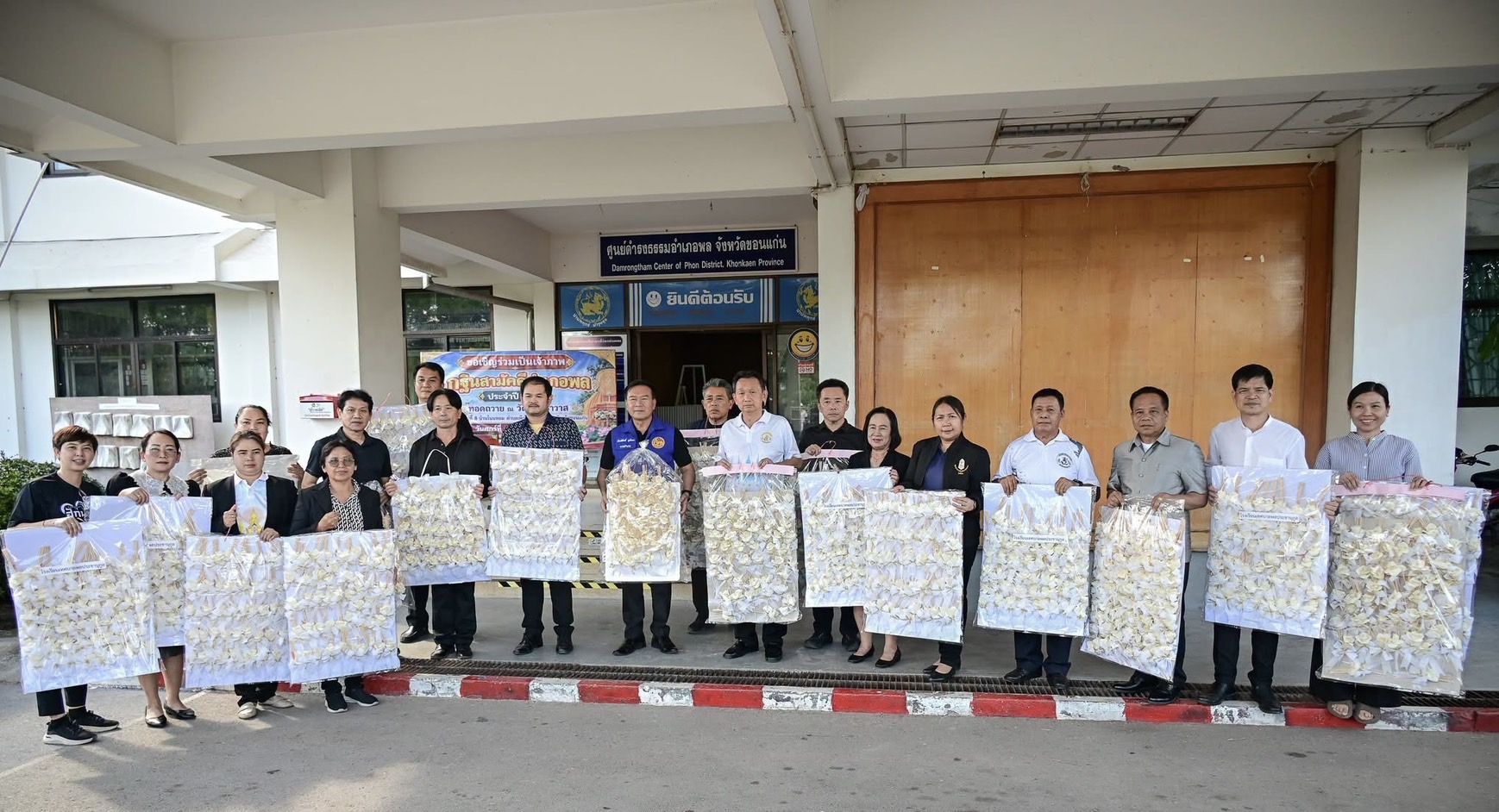 พช.พล รับมอบดอกไม้จันทน์เตรียมความพร้อมสู่งานพิธีถวายพระเพลิงพระบรมศพสมเด็จพระนางเจ้าสิริกิติ์ พระบรมราชินีนาถ พระบรมราชชนนีพันปีหลวง